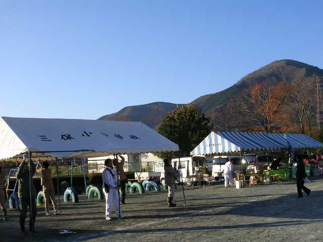 テントをたてる小学校グランド