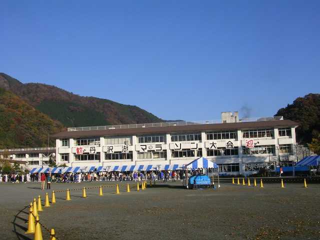 受付をする中学校グランド