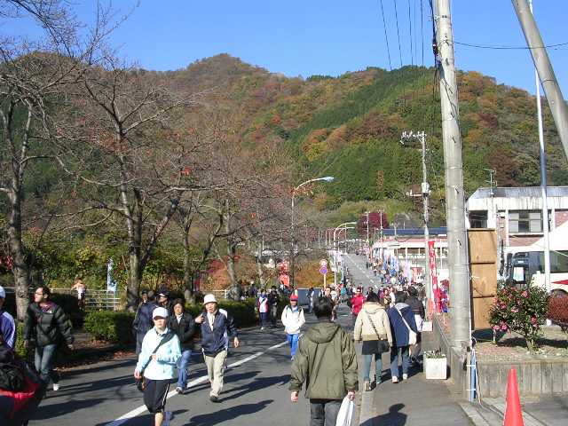 まだまだ集まる参加者たち
