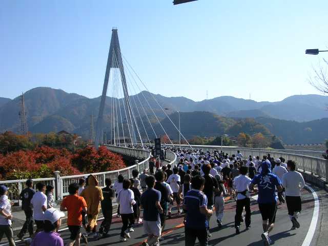 大橋を渡る