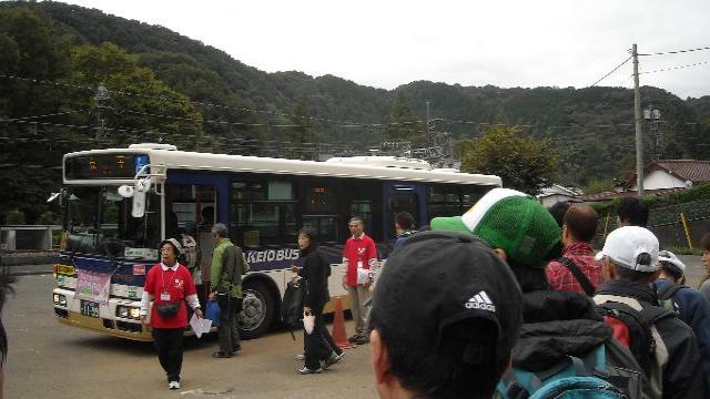 高尾山口駅裏のバス乗り場