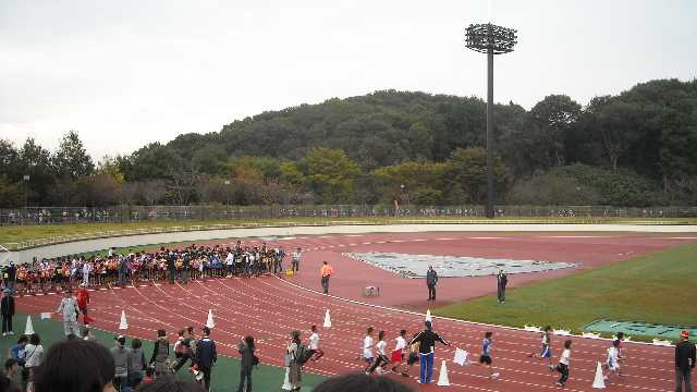 準備するは高学年、ゴールに向かうは１キロ