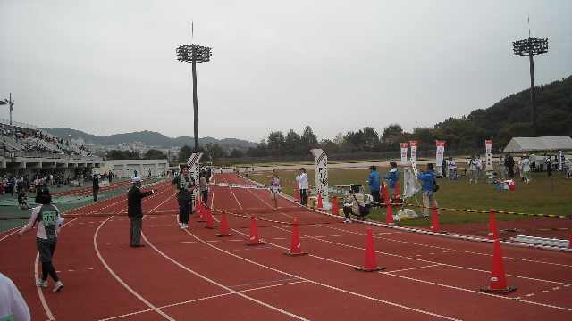 ハーフのトップがゴールする