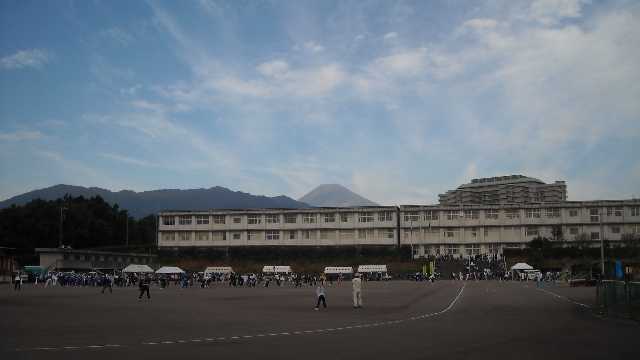 校舎越しに見える富士