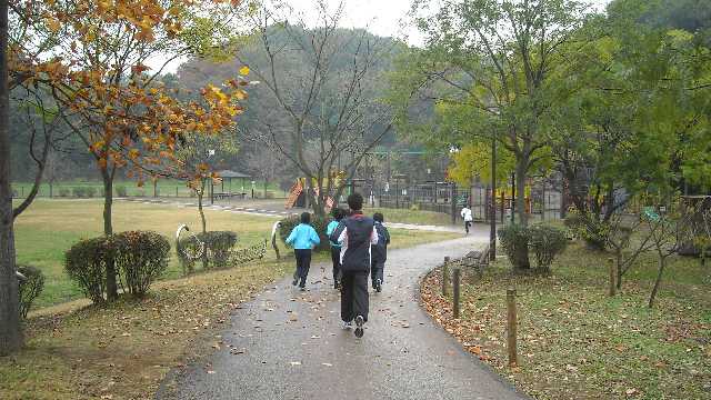 練習する高校生