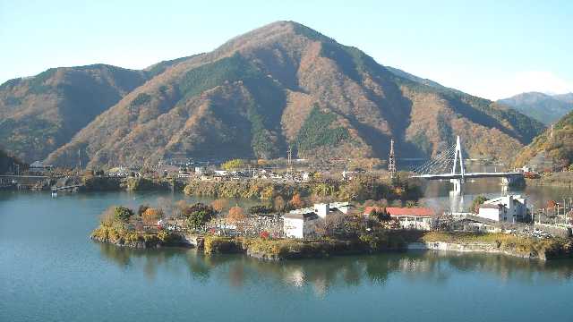 水面に映る三保中学校