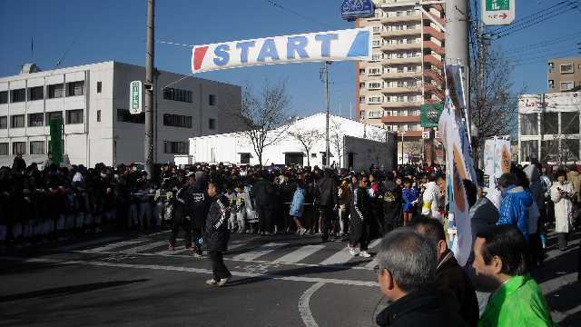 小学生がスタートを待っています