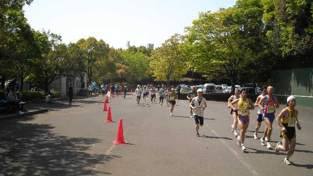 外周を走る８キロランナー