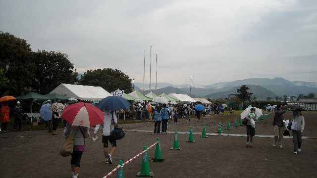 雨の会場に到着