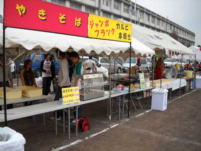 やきそば３００円、フランク２００円