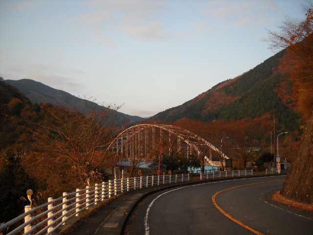 朝日を浴びた世附橋