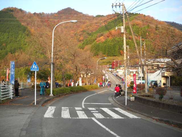 会場への下り坂