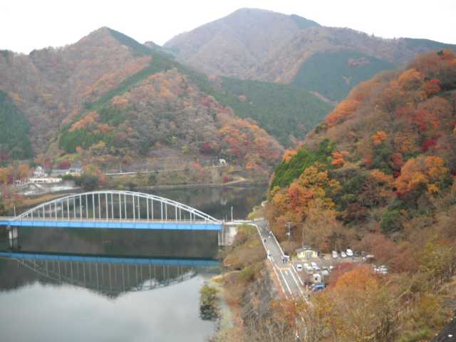 湖面に映る大仏大橋