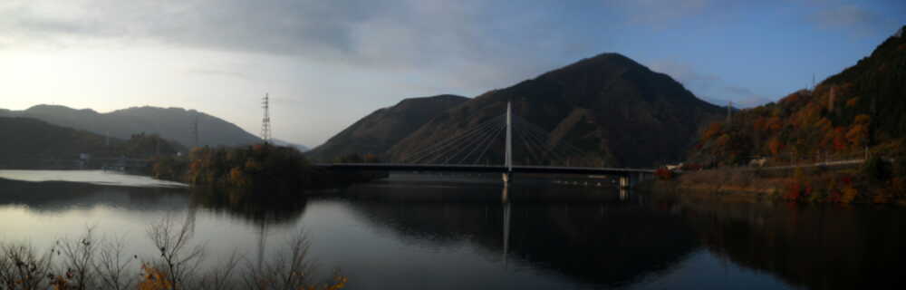 丹沢湖に写る永歳橋